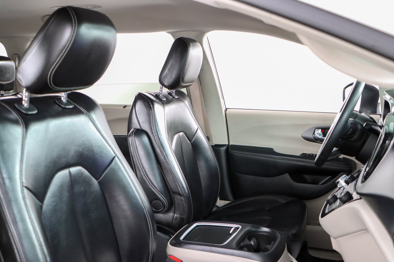 Used 2023 Chrysler Pacifica Touring-L FWD image 27