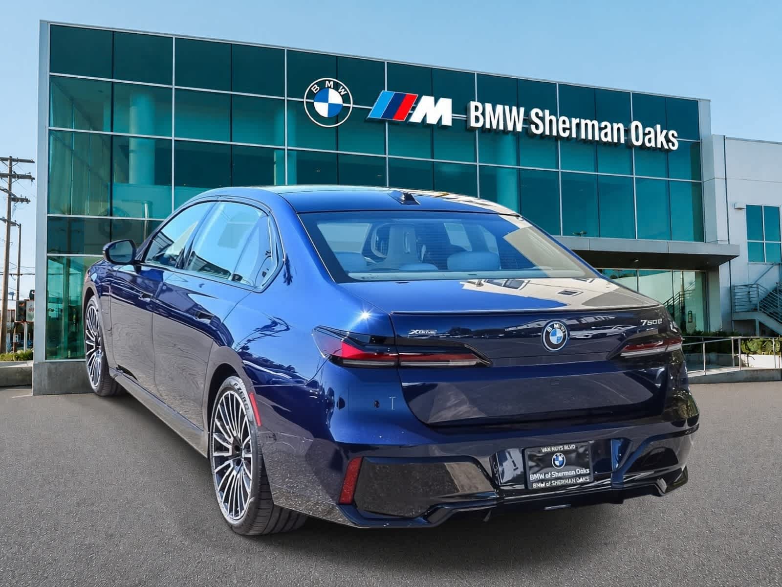 Used 2026 BMW 750e xDrive AWD/4WD image 6
