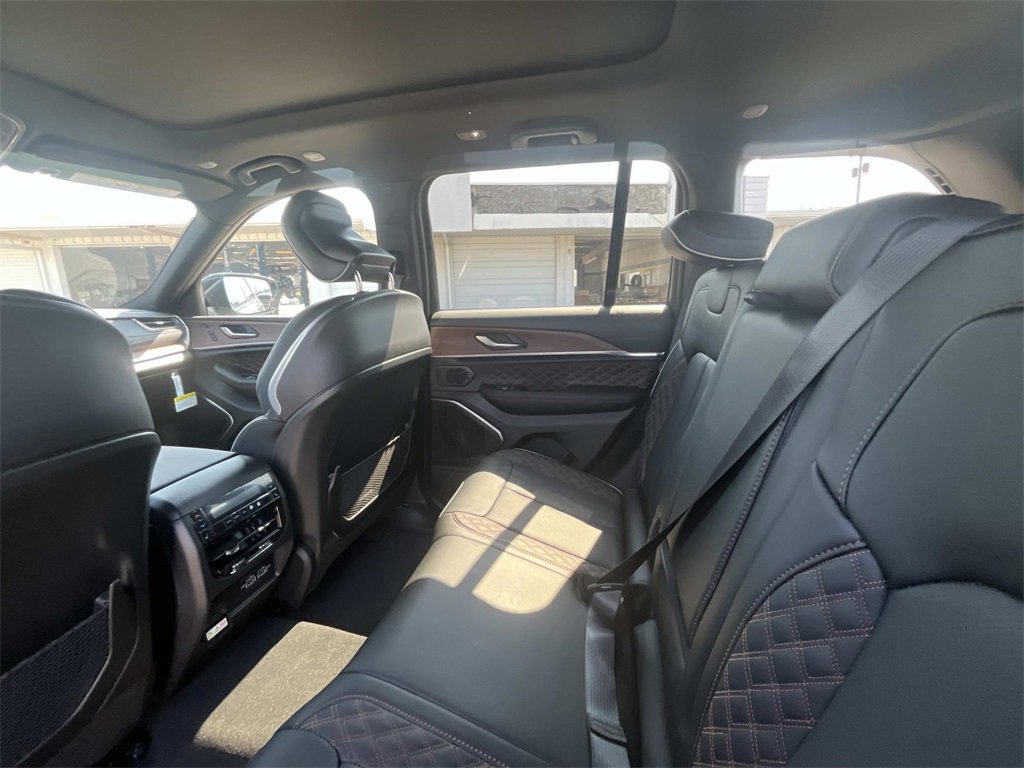 New 2025 Jeep Grand Cherokee Summit image 13