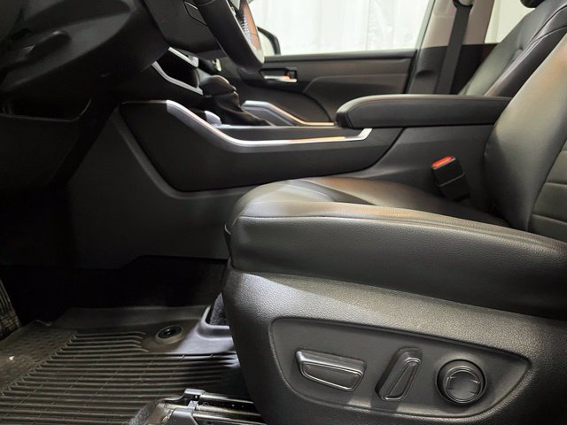 Used 2024 Toyota Highlander XLE AWD/4WD image 16