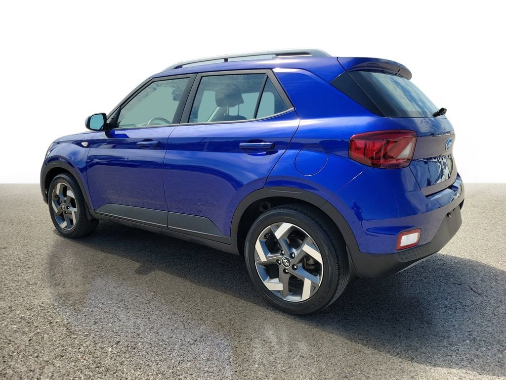 Used 2023 Hyundai Venue Limited FWD image 3