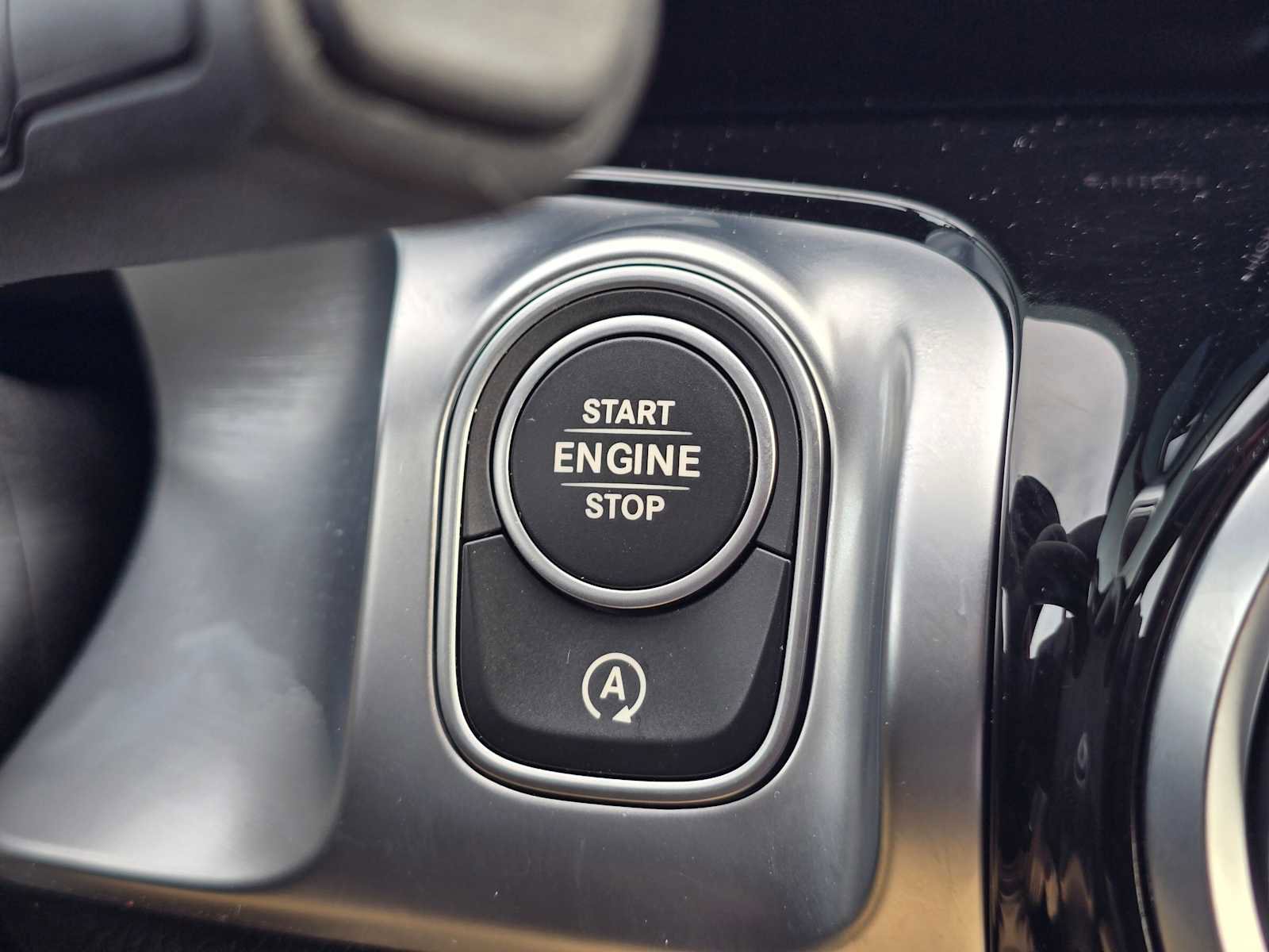 Used 2025 Mercedes-Benz GLB 250 4MATIC image 34