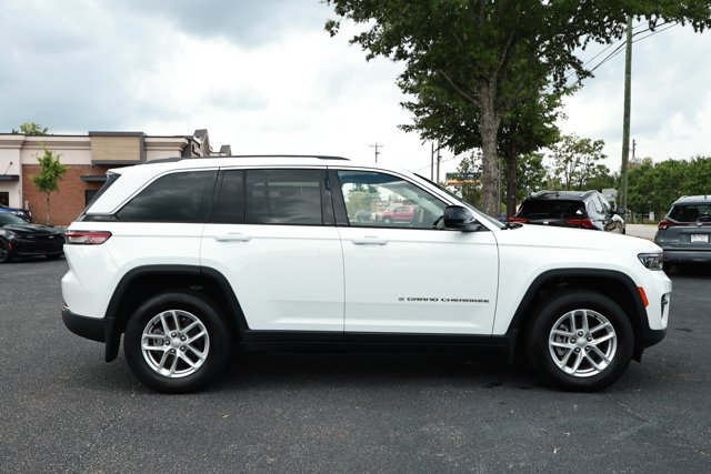 Used 2022 Jeep Grand Cherokee Laredo w/ Luxury Tech Group I AWD/4WD image 4