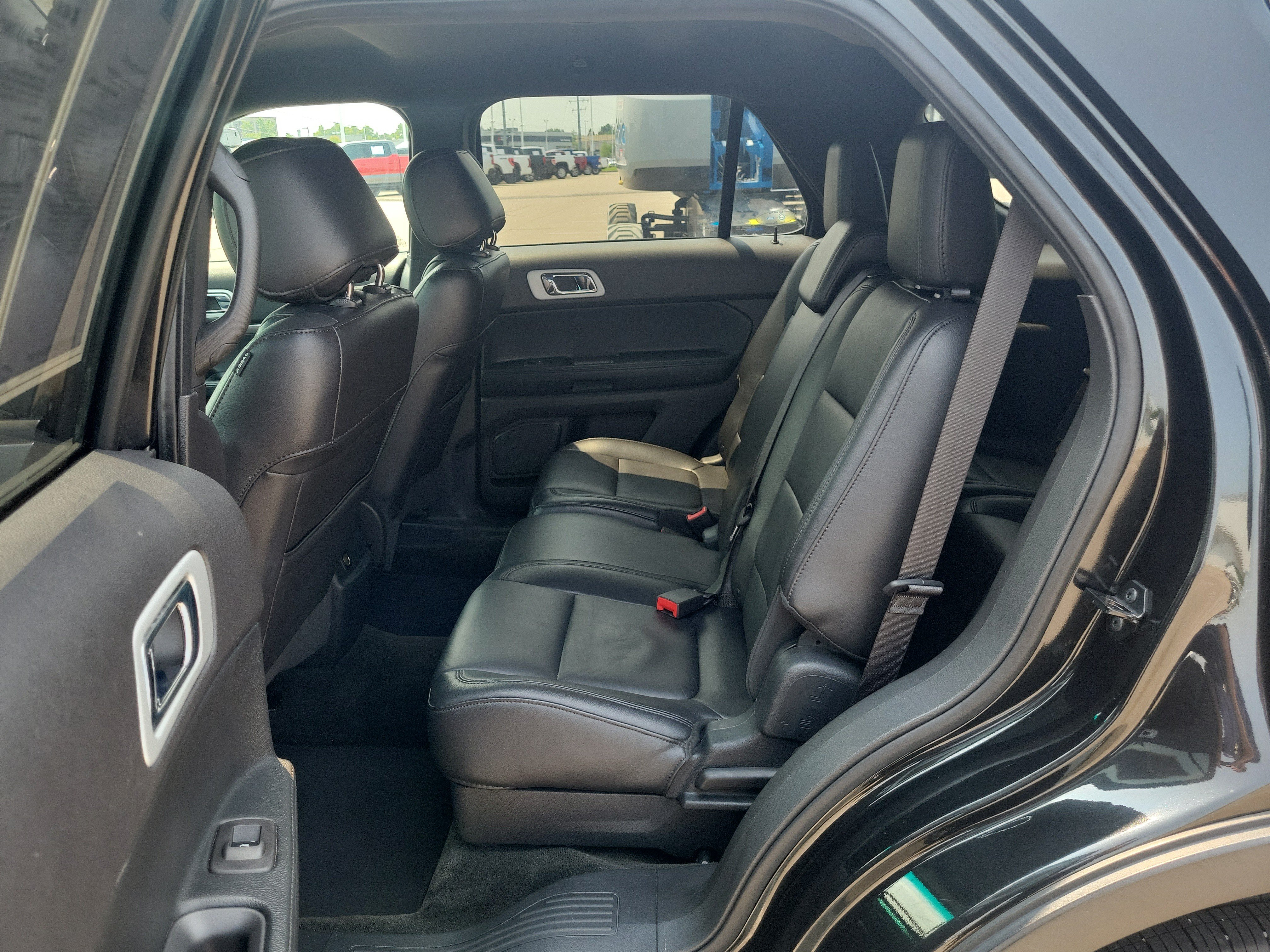 Used 2014 Ford Explorer XLT w/ Equipment Group 202A FWD image 11
