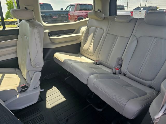 Used 2023 Jeep Wagoneer Series III w/ Preferred Equipment Group AWD/4WD image 17