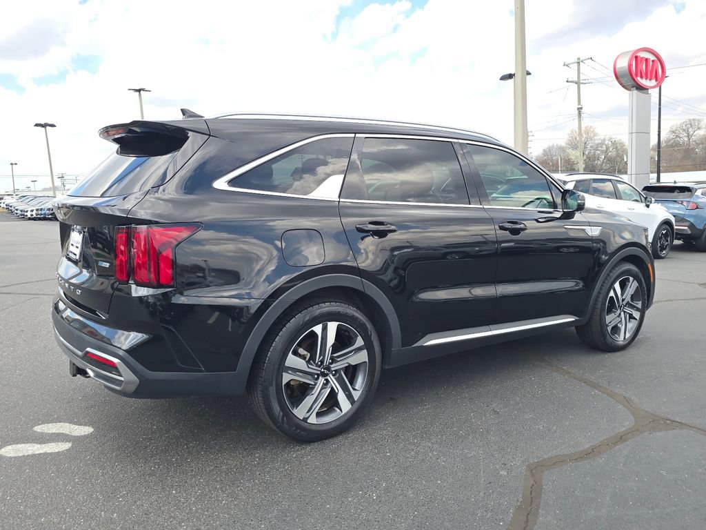 Used 2022 Kia Sorento SX w/ Panoramic Sunroof Package image 3