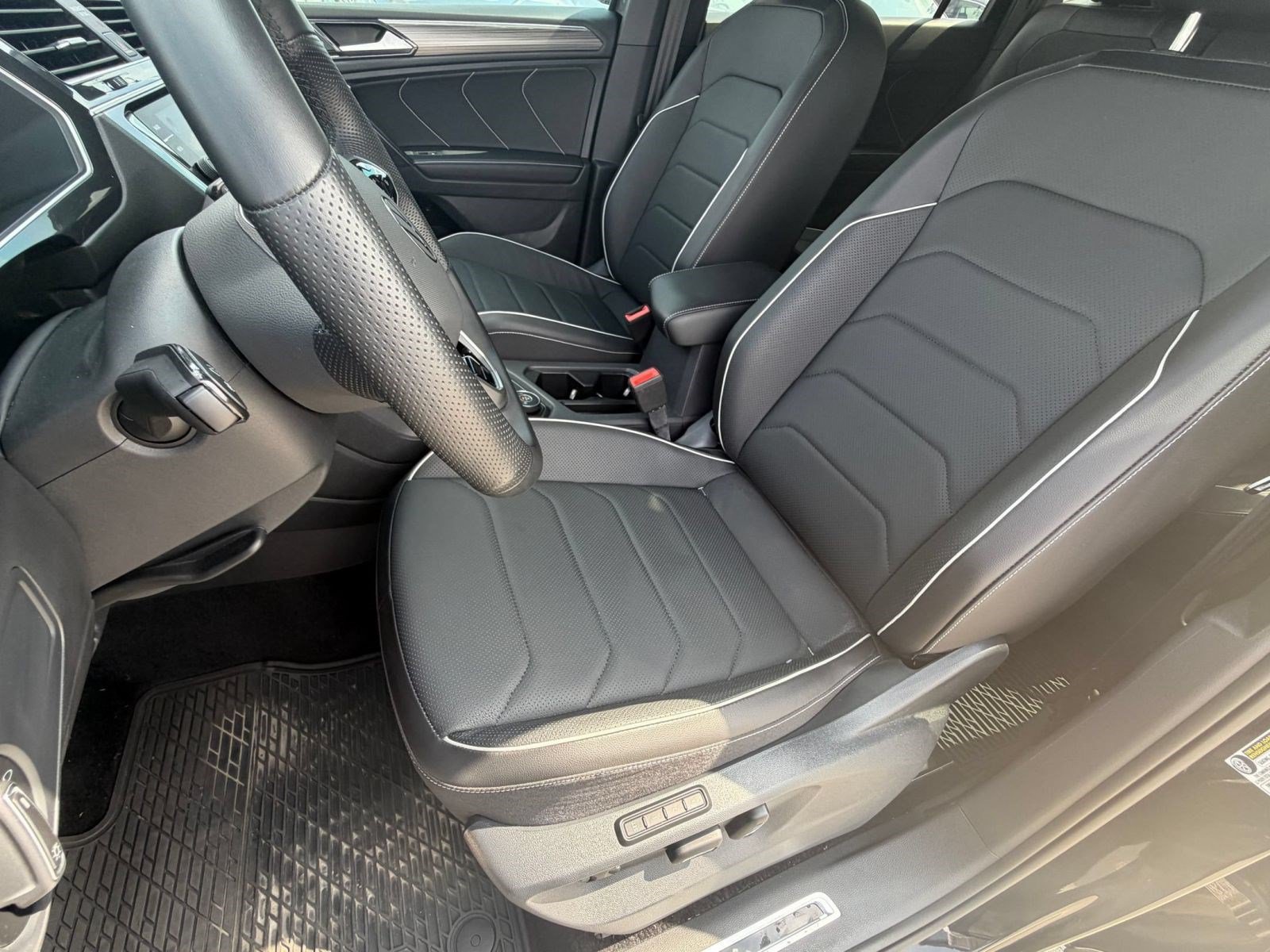 Used 2024 Volkswagen Tiguan SEL R-Line w/ MDO Package, Two-Row AWD/4WD image 5