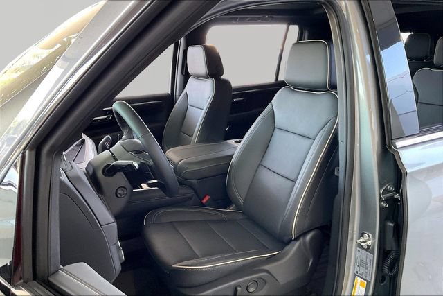 Used 2026 Chevrolet Suburban Premier w/ Sun And Tow Package AWD/4WD image 15