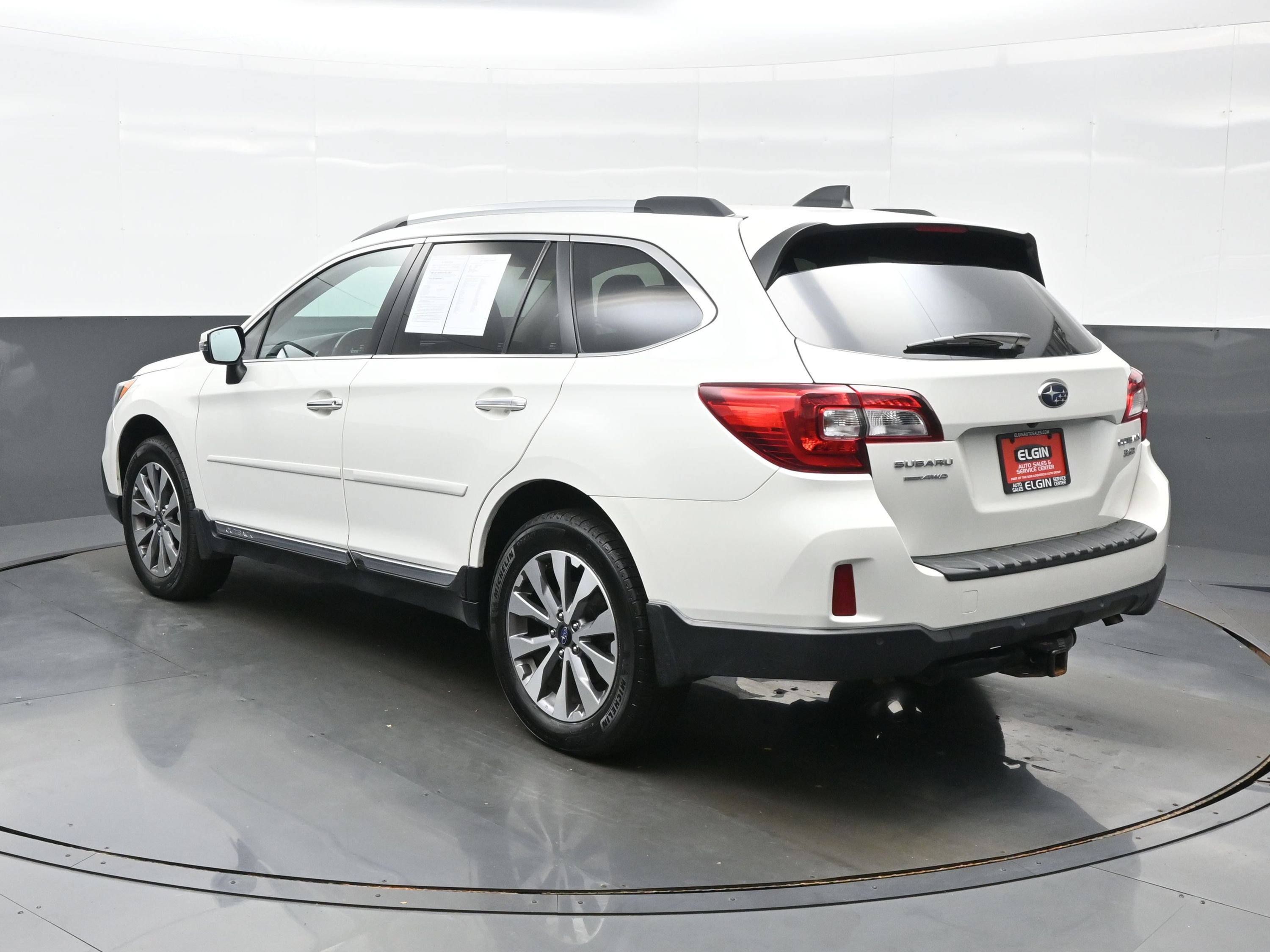 Used 2017 Subaru Outback 3.6R Touring AWD/4WD image 4