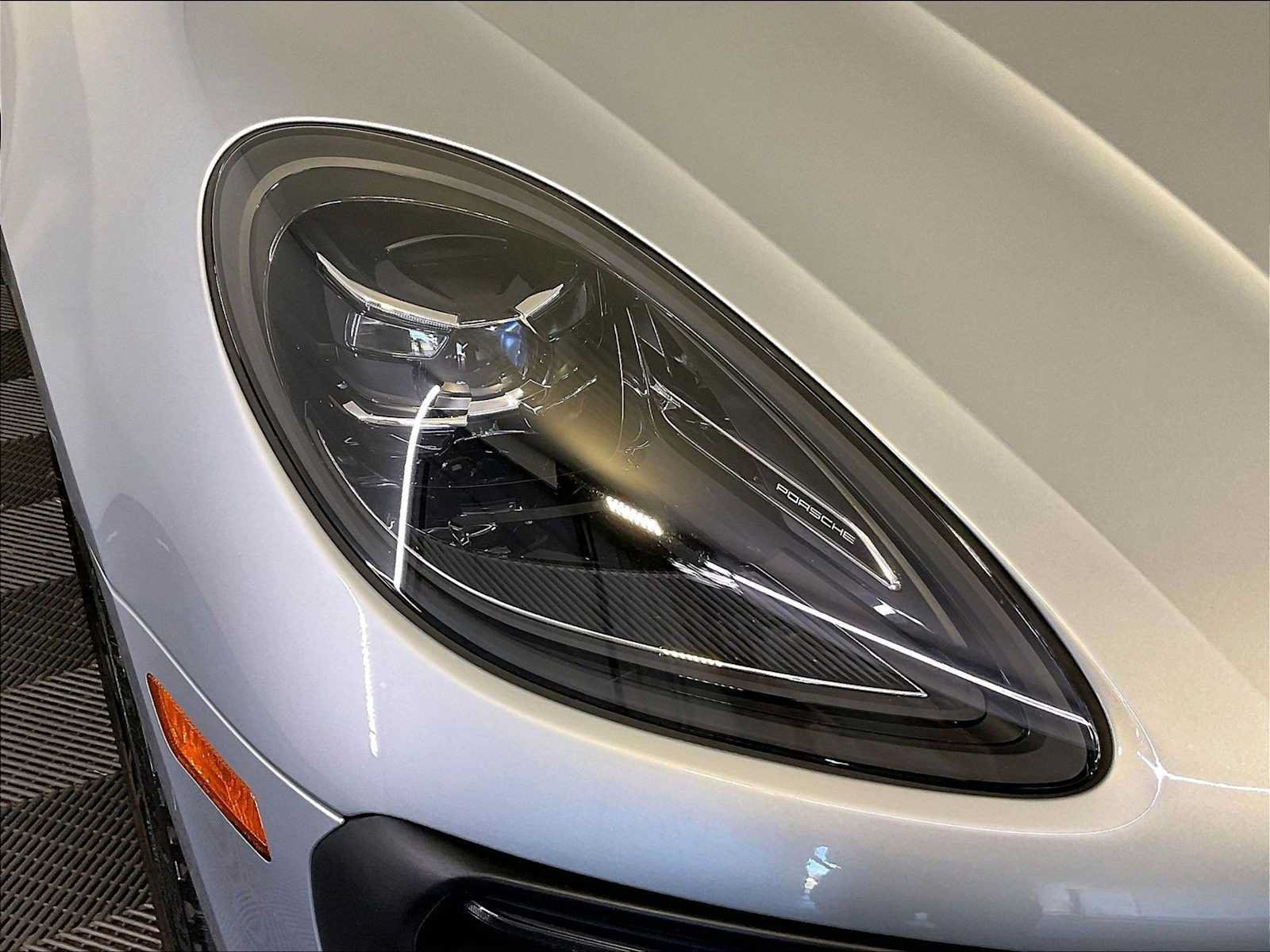 Certified 2023 Porsche Macan AWD/4WD image 12