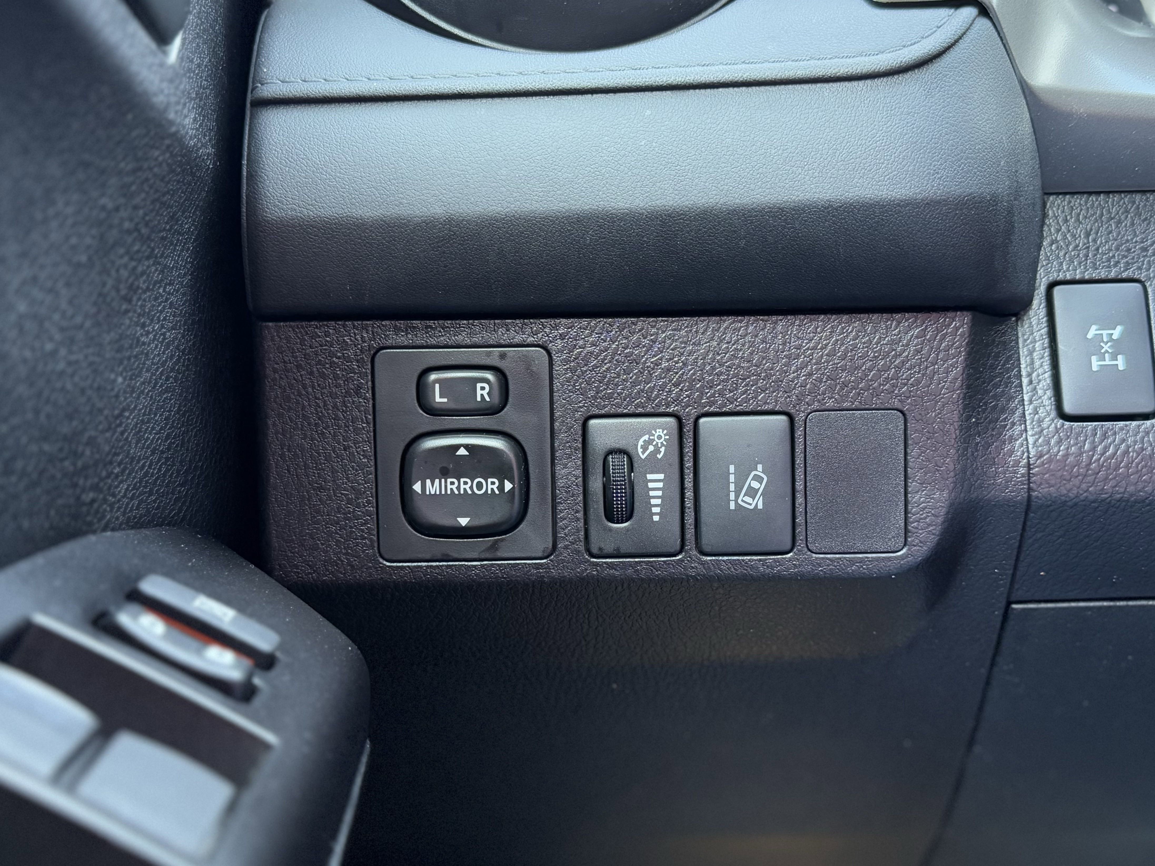 Used 2018 Toyota RAV4 LE image 22