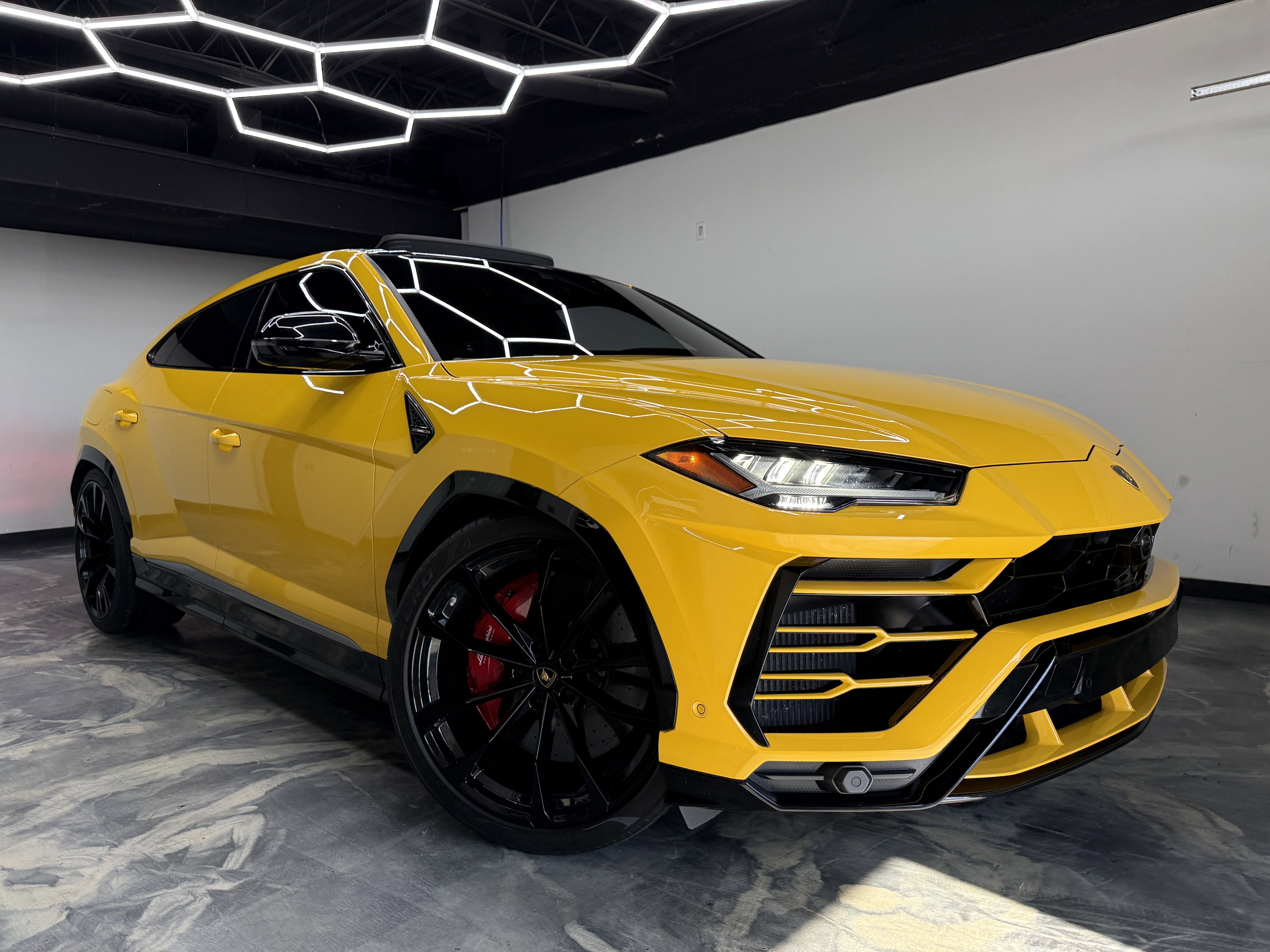 Used 2019 Lamborghini Urus AWD/4WD image 5
