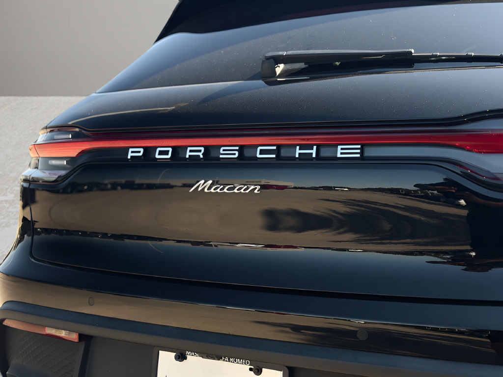 Used 2024 Porsche Macan Turbo AWD/4WD image 27