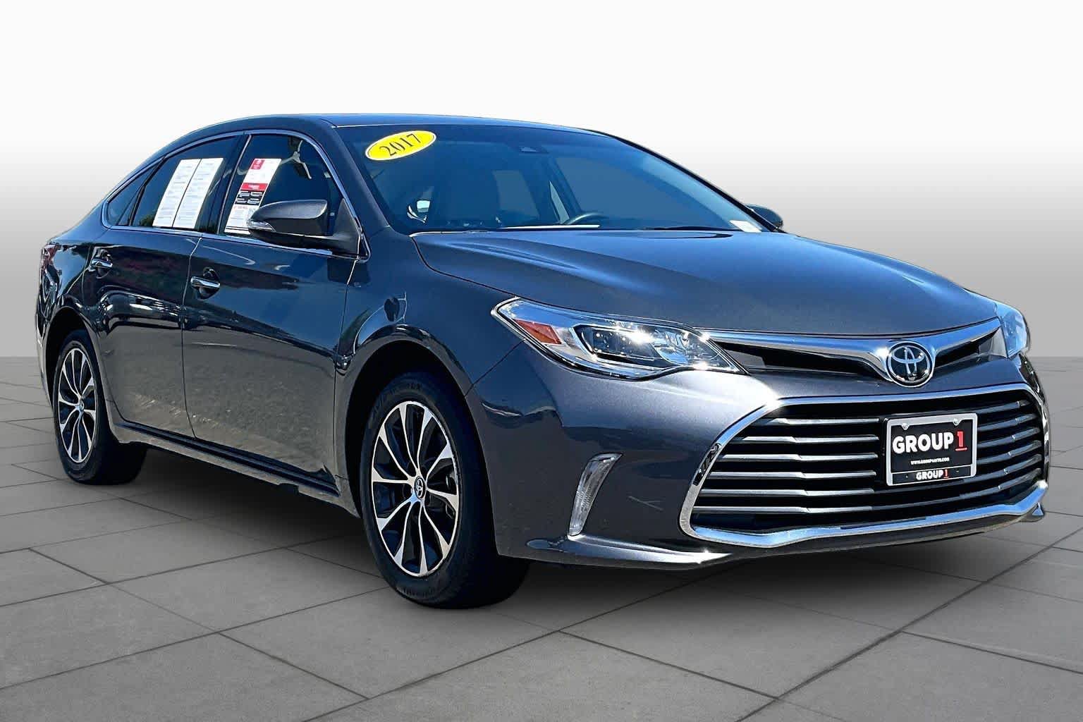 Used 2017 Toyota Avalon XLE w/ All Weather Liner Package FWD image 2