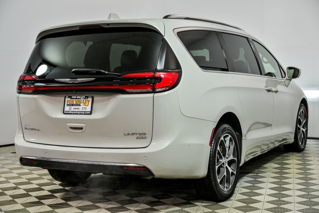 Used 2021 Chrysler Pacifica Limited w/ Uconnect Theater Family Group image 7