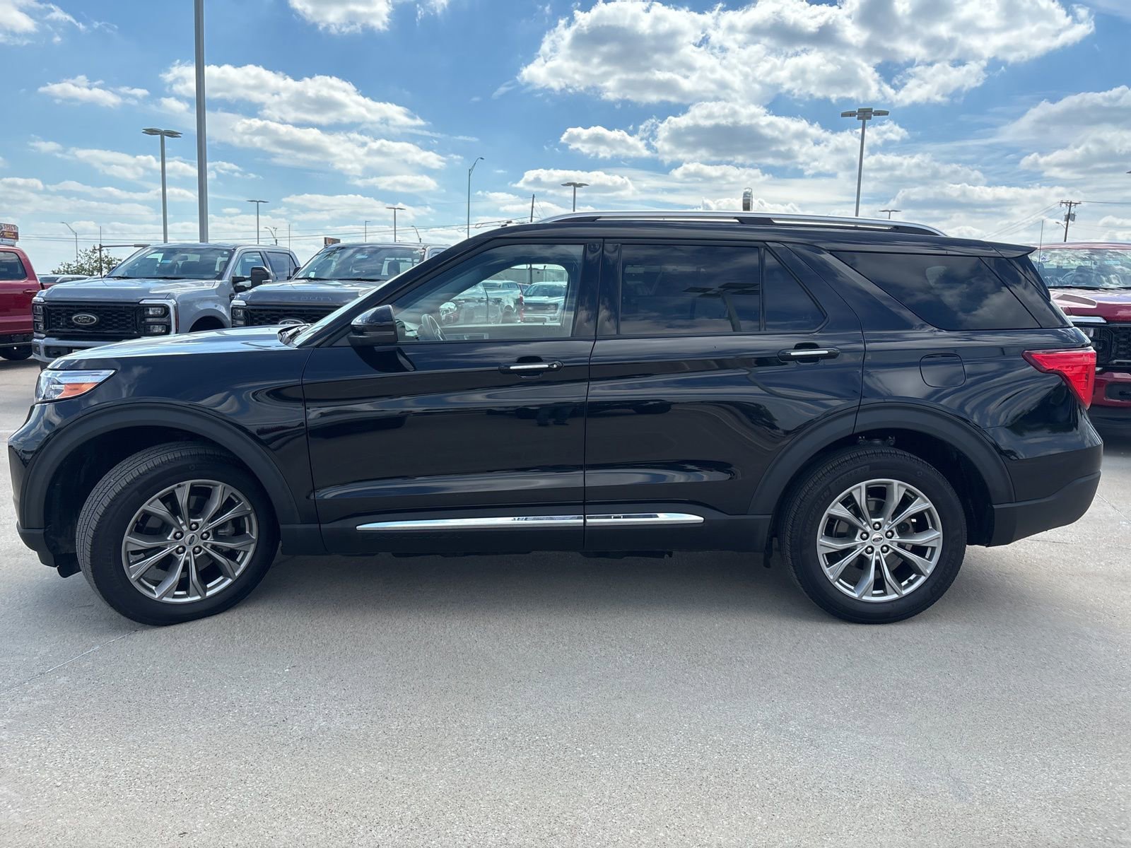 Certified 2022 Ford Explorer Limited w/ Equipment Group 301A image 4