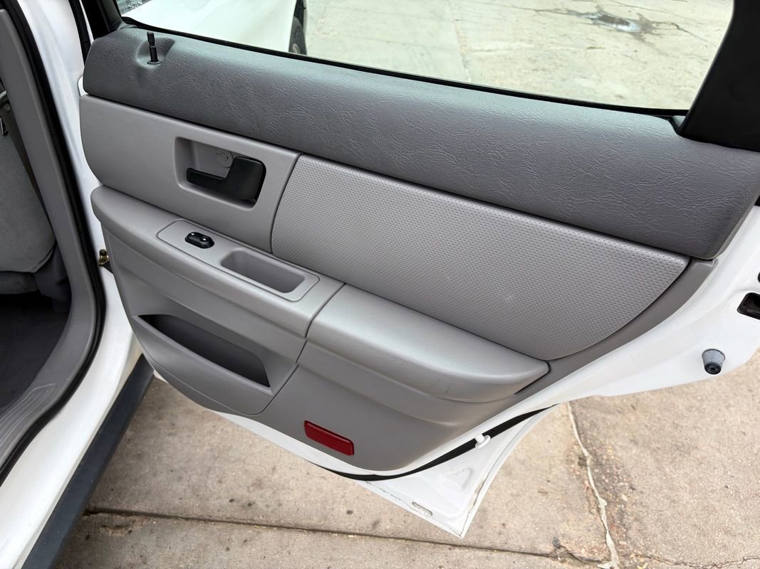 Used 2005 Ford Taurus SE FWD image 13