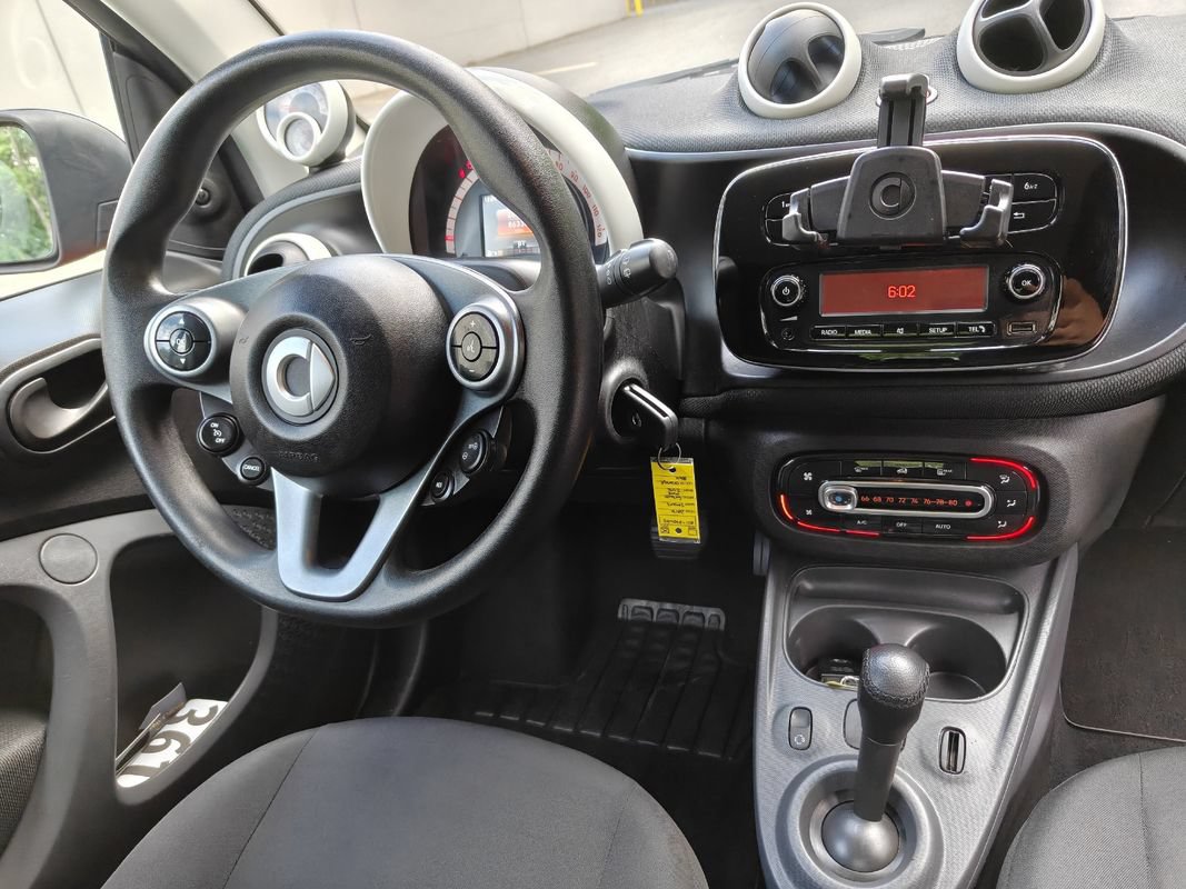 Used 2016 smart fortwo pure RWD image 14