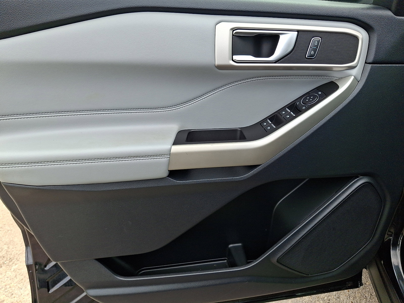 Used 2021 Ford Explorer XLT w/ Equipment Group 202A image 12