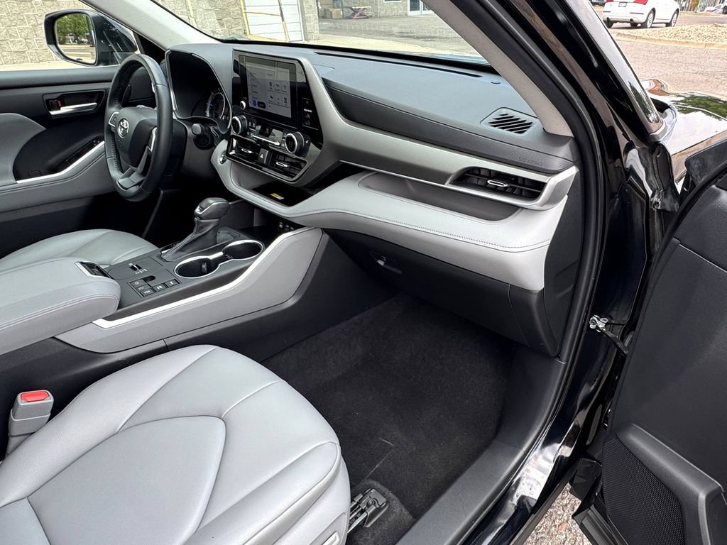 Used 2023 Toyota Highlander XLE AWD/4WD image 37