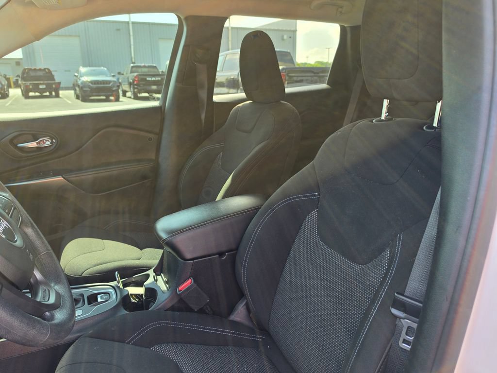 Used 2020 Jeep Cherokee Latitude AWD/4WD image 10