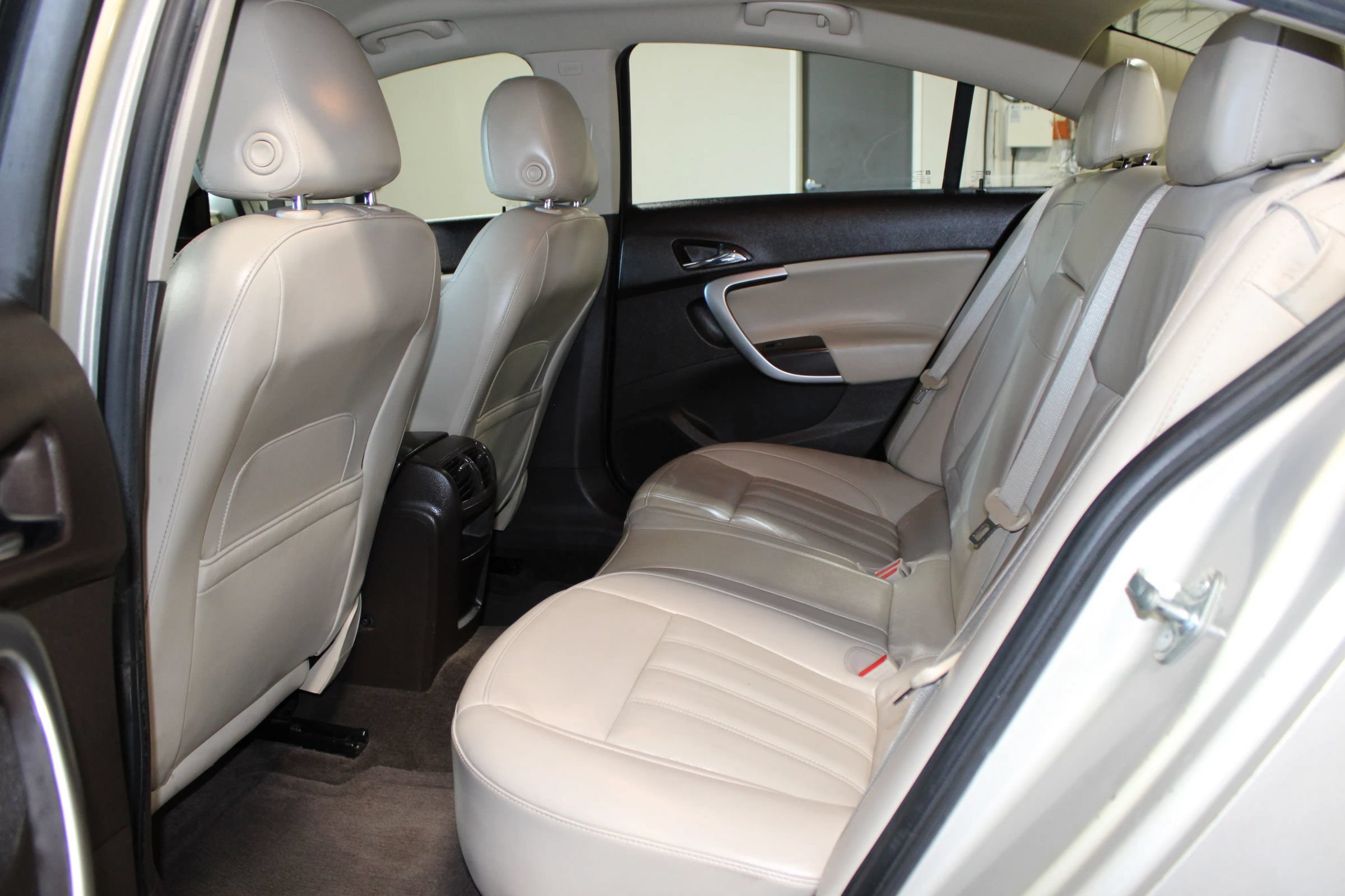 Used 2012 Buick Regal Leather FWD image 20