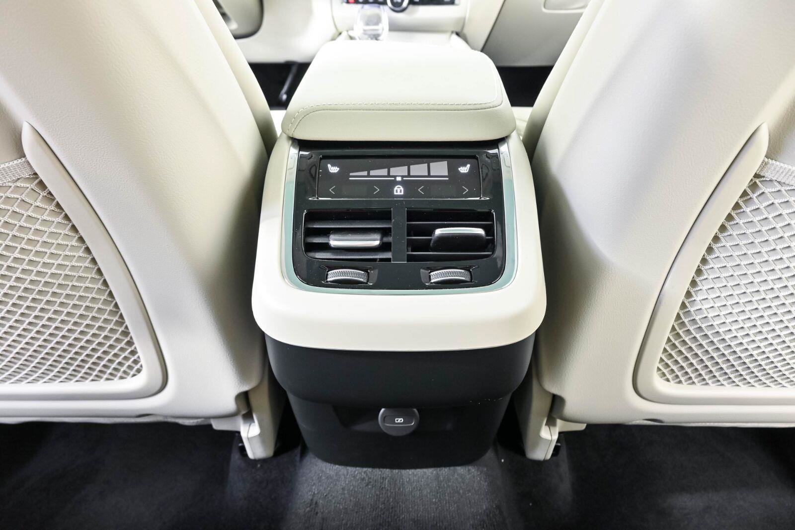 New 2027 Volvo XC60 B5 Ultra AWD/4WD image 19