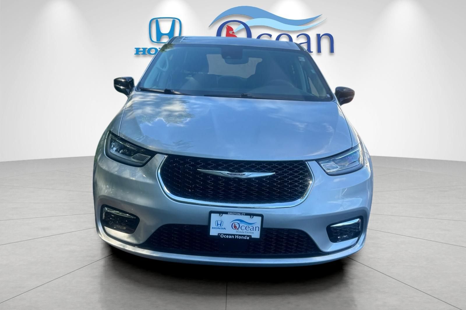 Used 2024 Chrysler Pacifica Touring-L FWD image 8