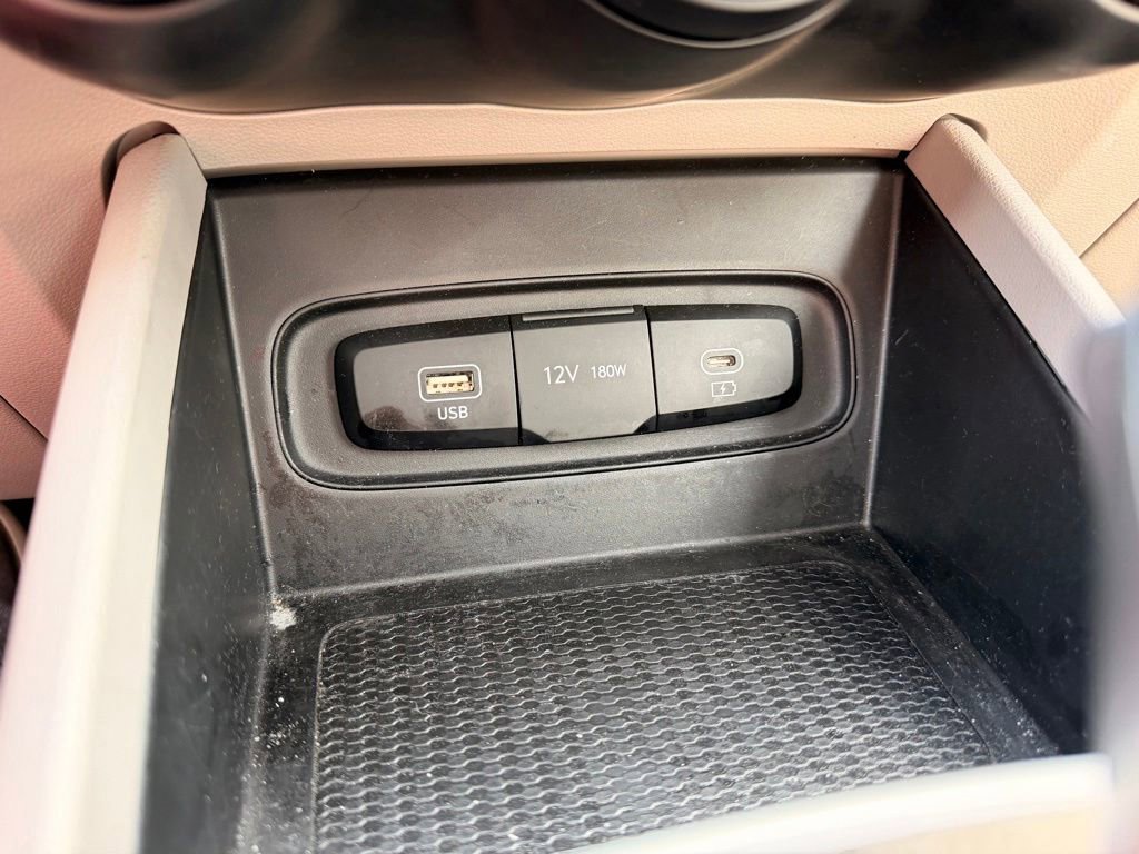Used 2025 Hyundai Venue SEL FWD image 26