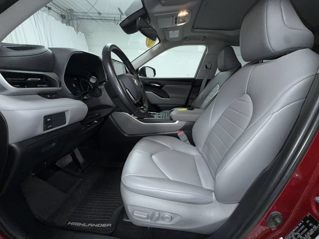 Used 2020 Toyota Highlander XLE AWD/4WD image 12