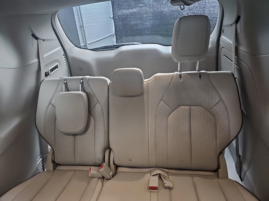 Used 2017 Chrysler Pacifica Limited FWD image 17