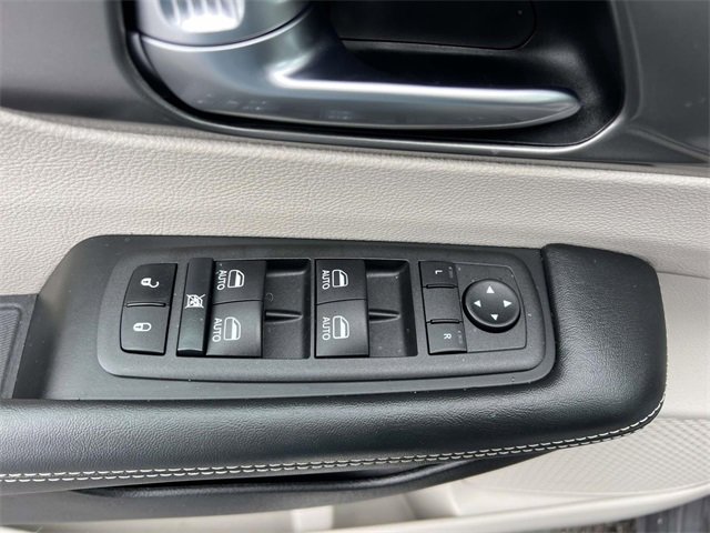 Certified 2022 Chrysler Pacifica Touring-L w/ Uconnect Theater Family Group image 13