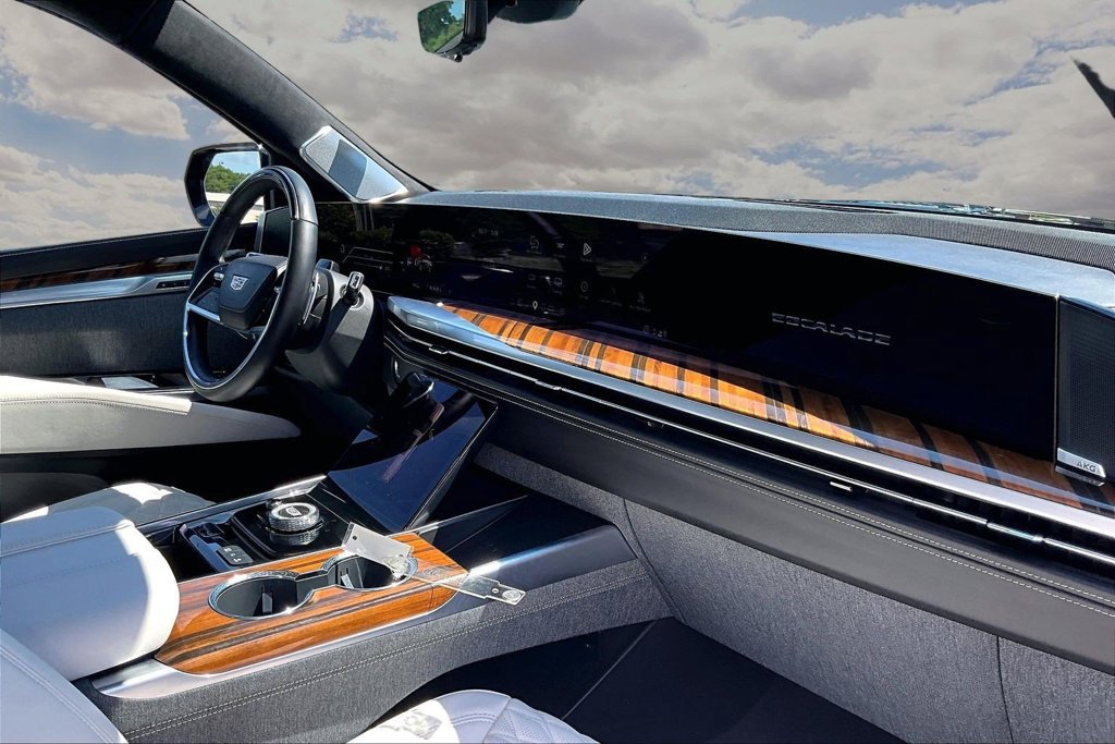 Certified 2026 Cadillac Escalade Platinum Sport w/ LPO, Floor Liner Package AWD/4WD image 27