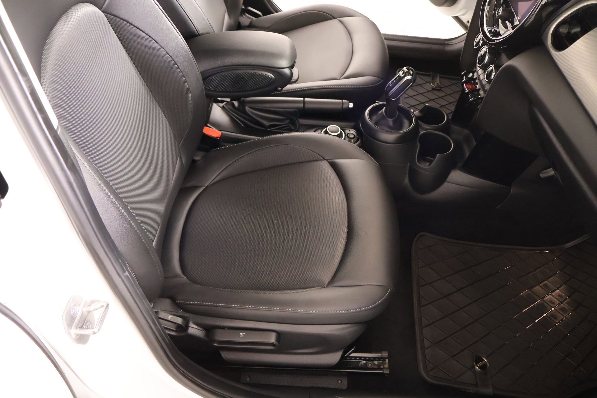 Used 2023 MINI Cooper 4-Door Hardtop FWD image 13