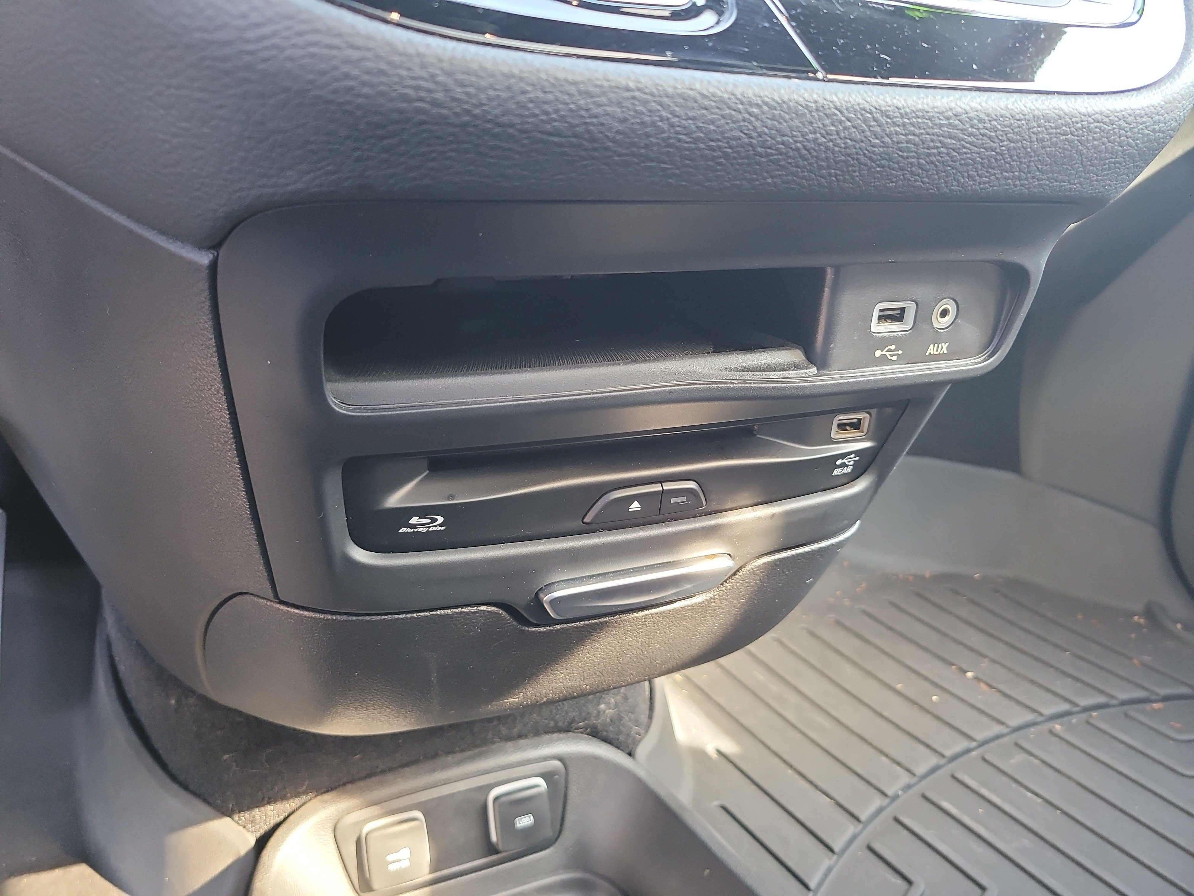 Used 2020 Chrysler Pacifica Limited w/ Advanced Safetytec Group FWD image 25