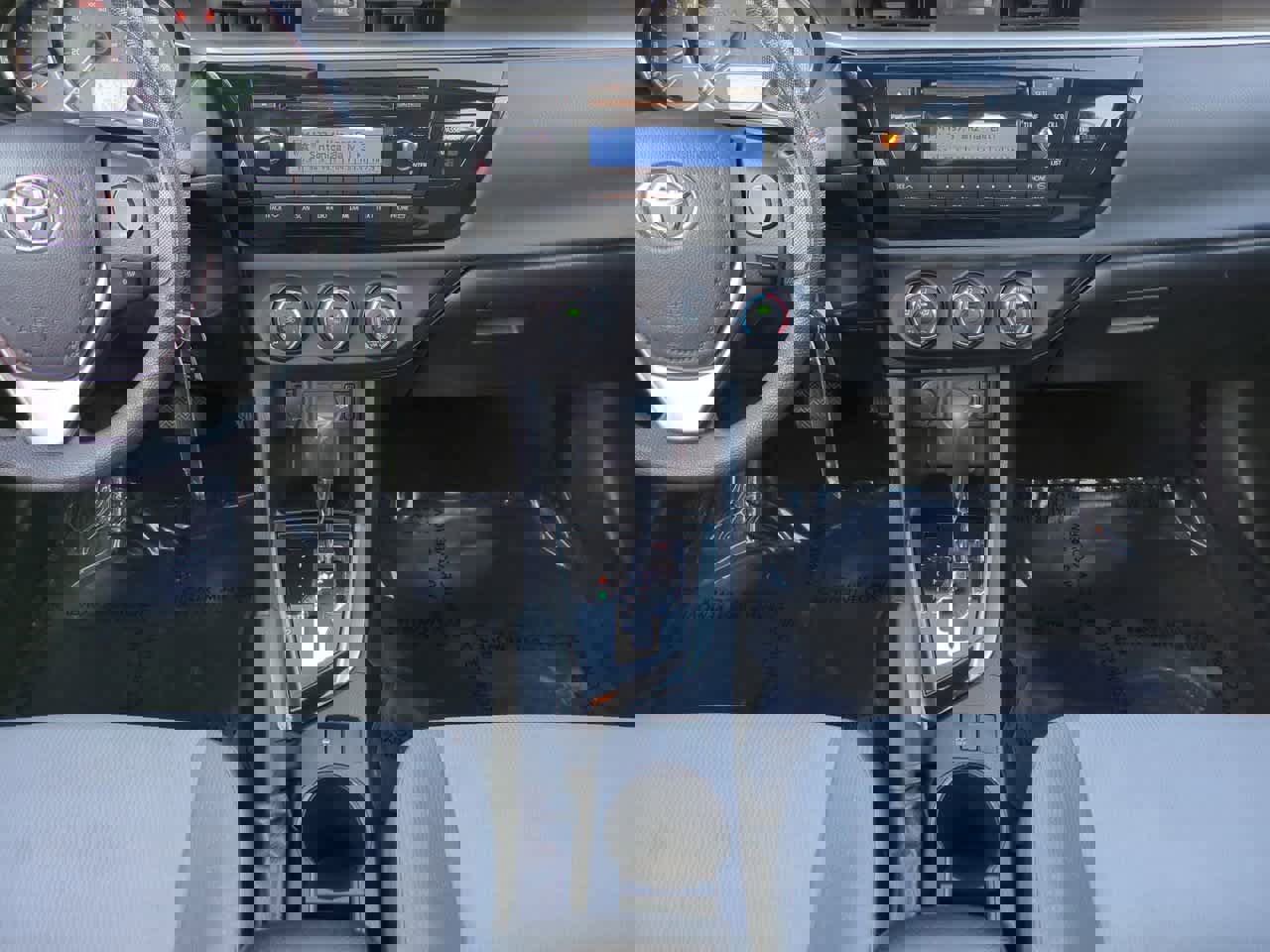 Used 2015 Toyota Corolla L image 17