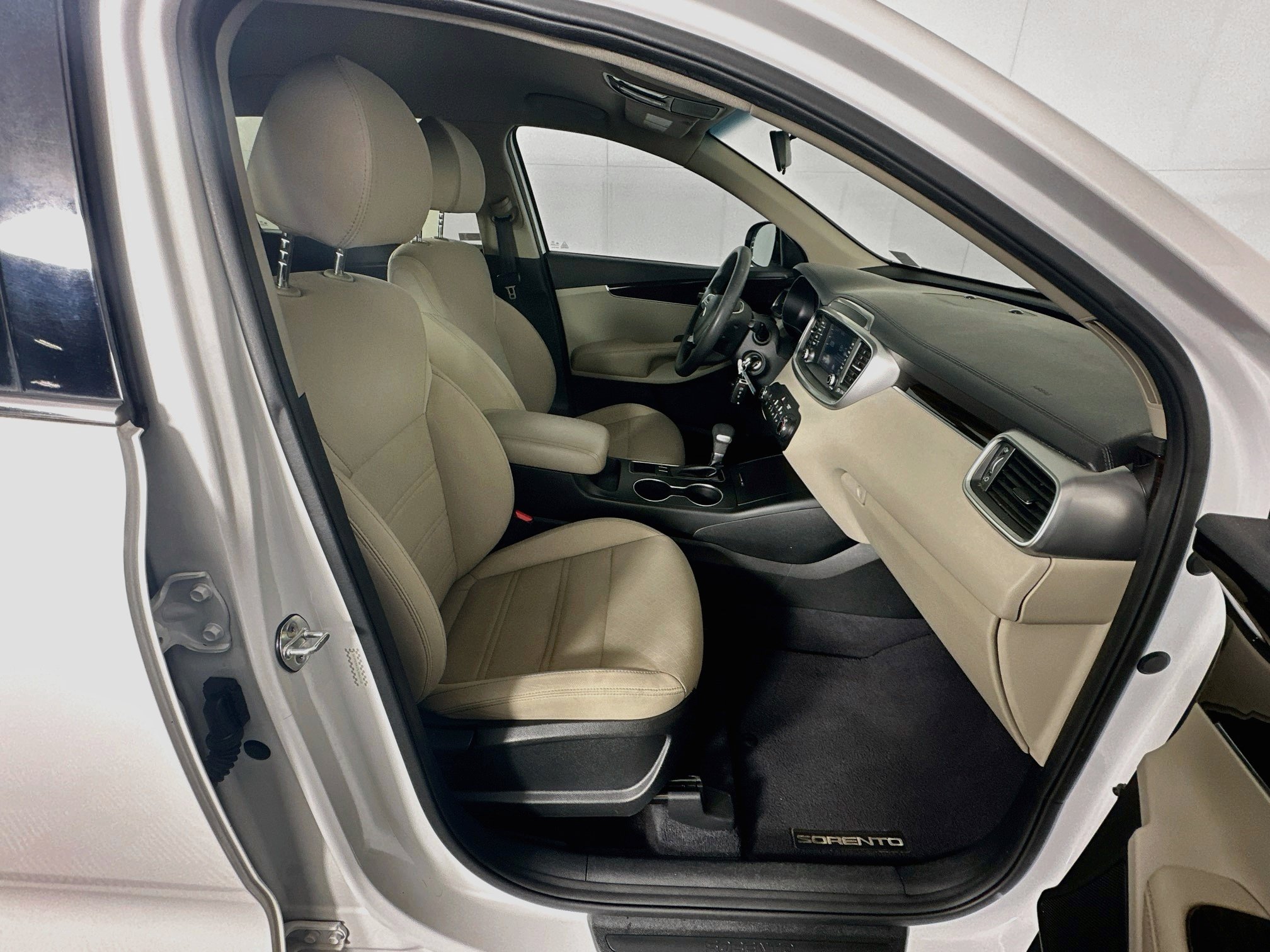 Used 2020 Kia Sorento LX FWD image 30