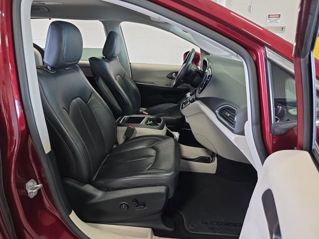 Used 2017 Chrysler Pacifica Touring-L Plus image 34