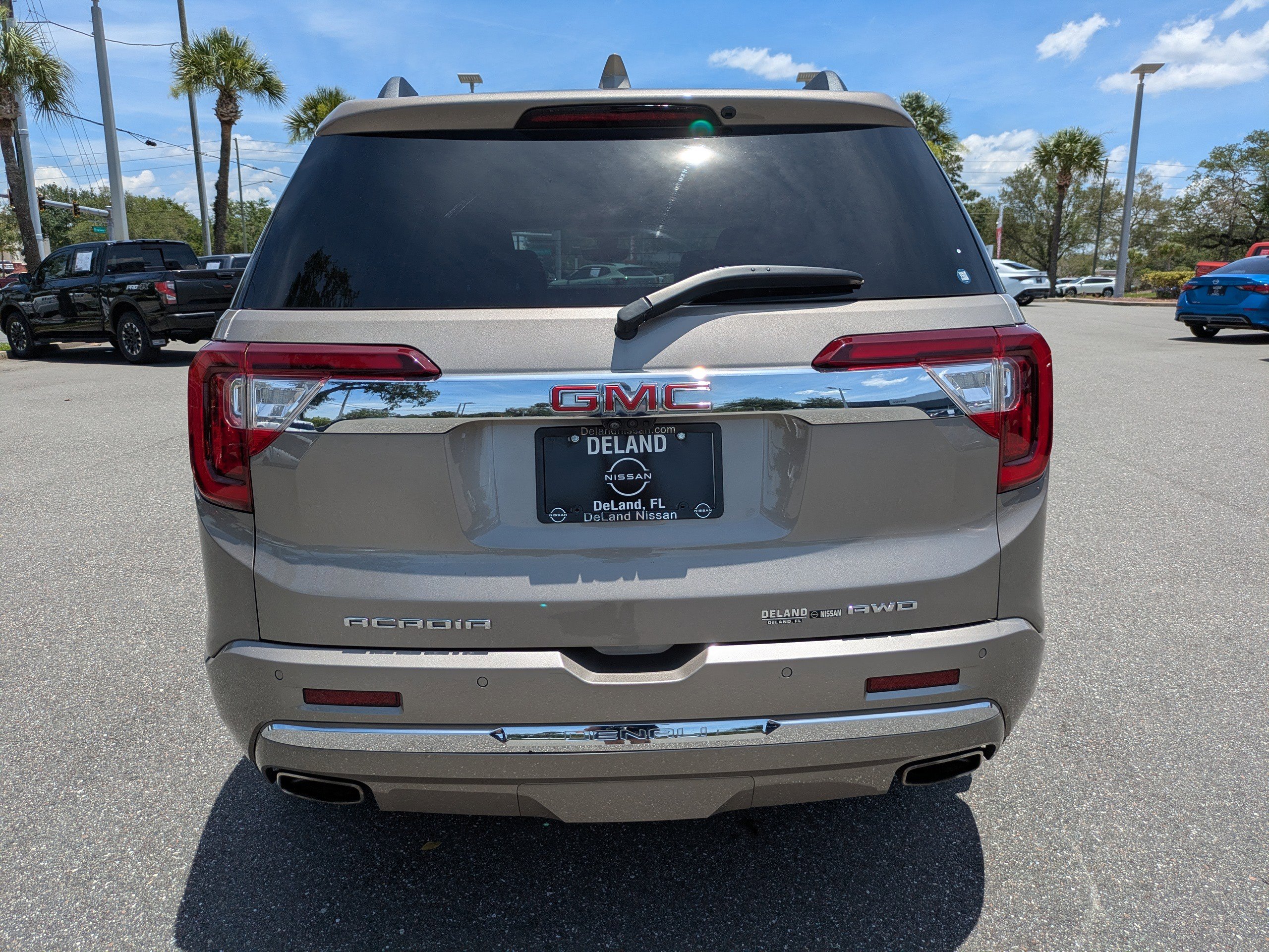 Used 2023 GMC Acadia Denali w/ Denali Ultimate Package AWD/4WD image 5