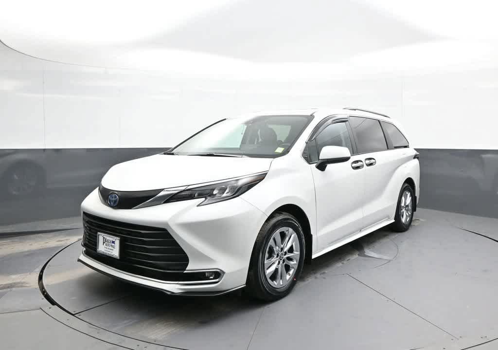 Used 2024 Toyota Sienna XLE w/ XLE Plus Package AWD/4WD image 1
