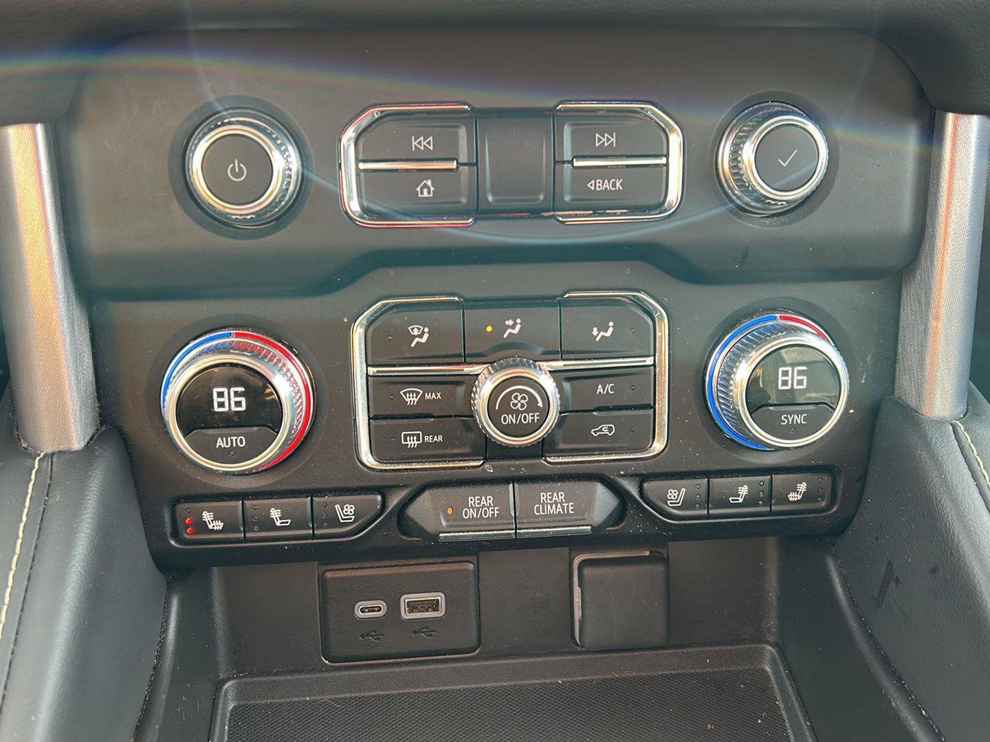 Used 2024 GMC Yukon XL SLT AWD/4WD image 17