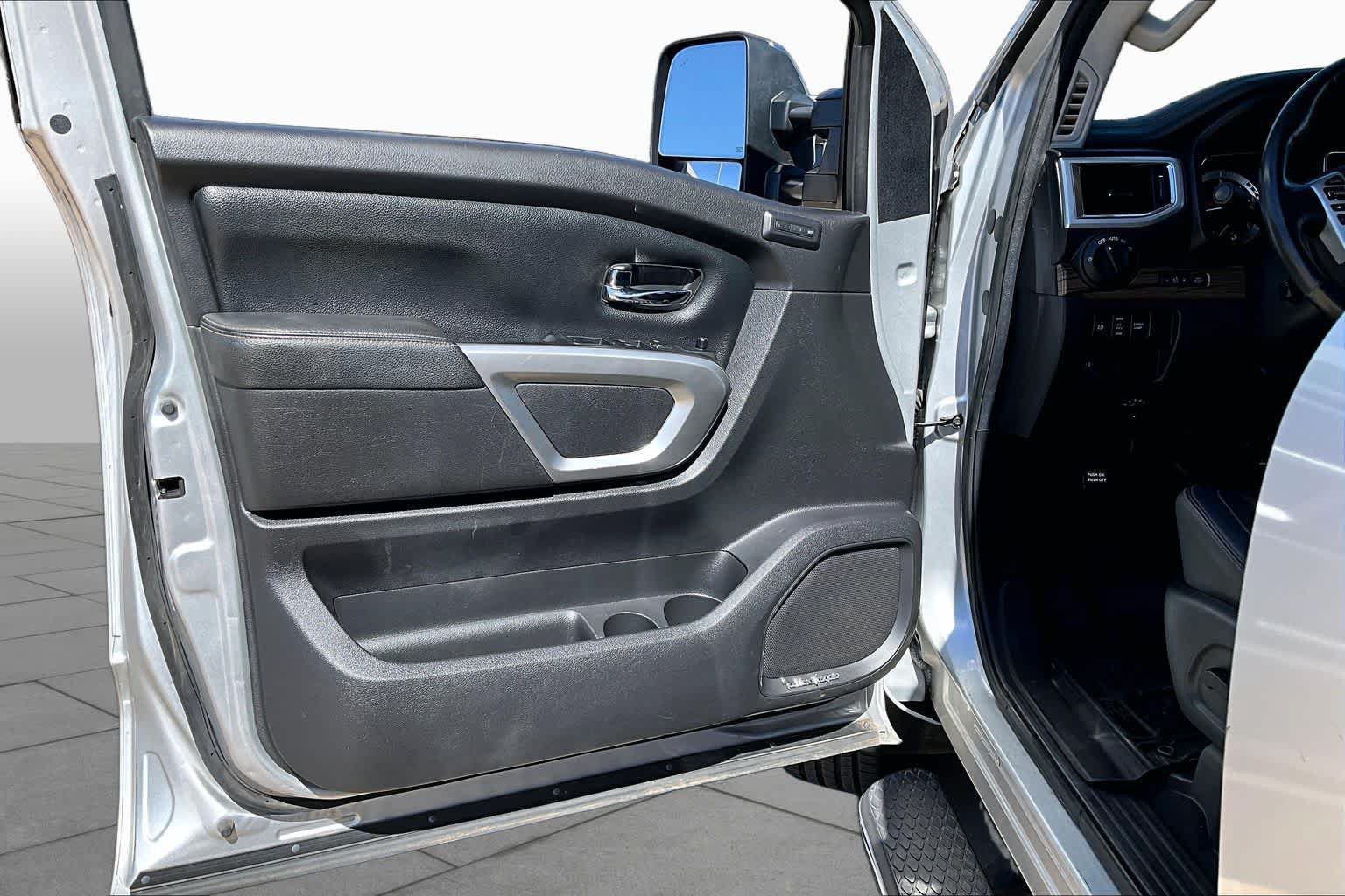 Used 2017 Nissan Titan SL AWD/4WD image 25