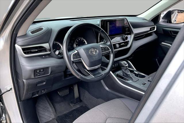 Certified 2024 Toyota Highlander LE FWD image 17