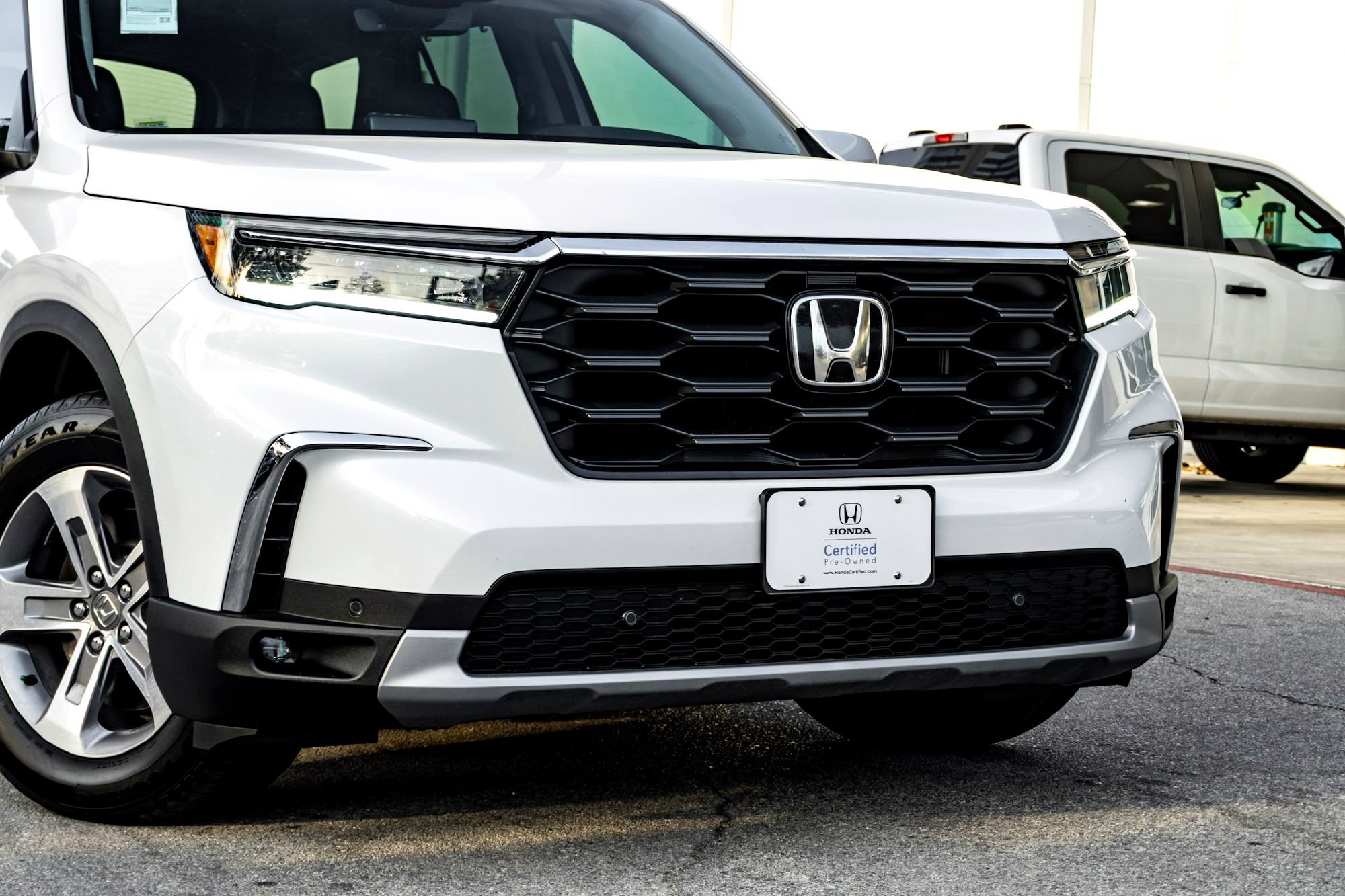 Used 2025 Honda Pilot EX-L image 3