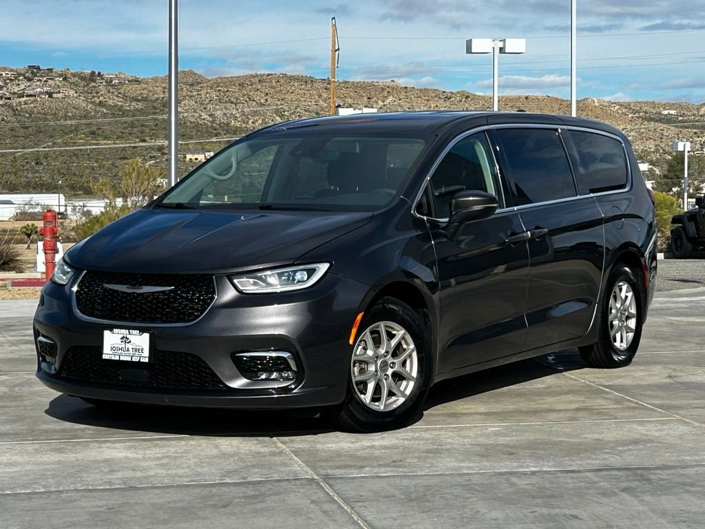 Used 2023 Chrysler Pacifica Touring-L image 3