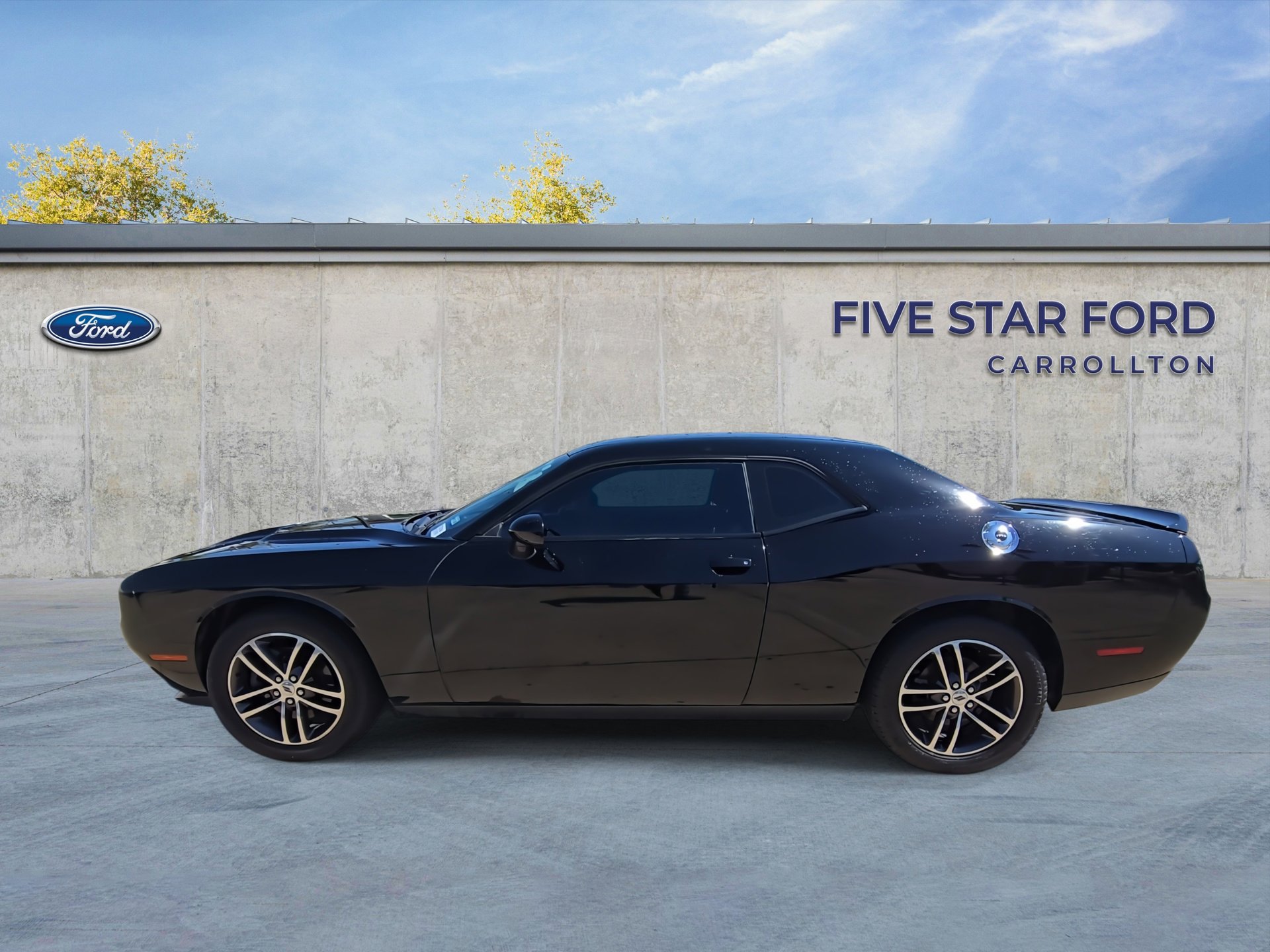 Used 2019 Dodge Challenger SXT image 5