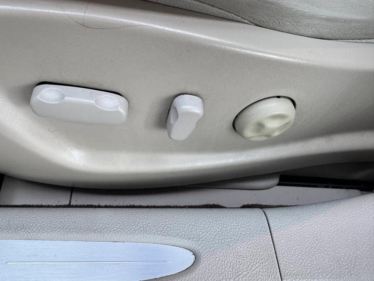 Used 2008 Buick Lucerne CXS FWD image 36