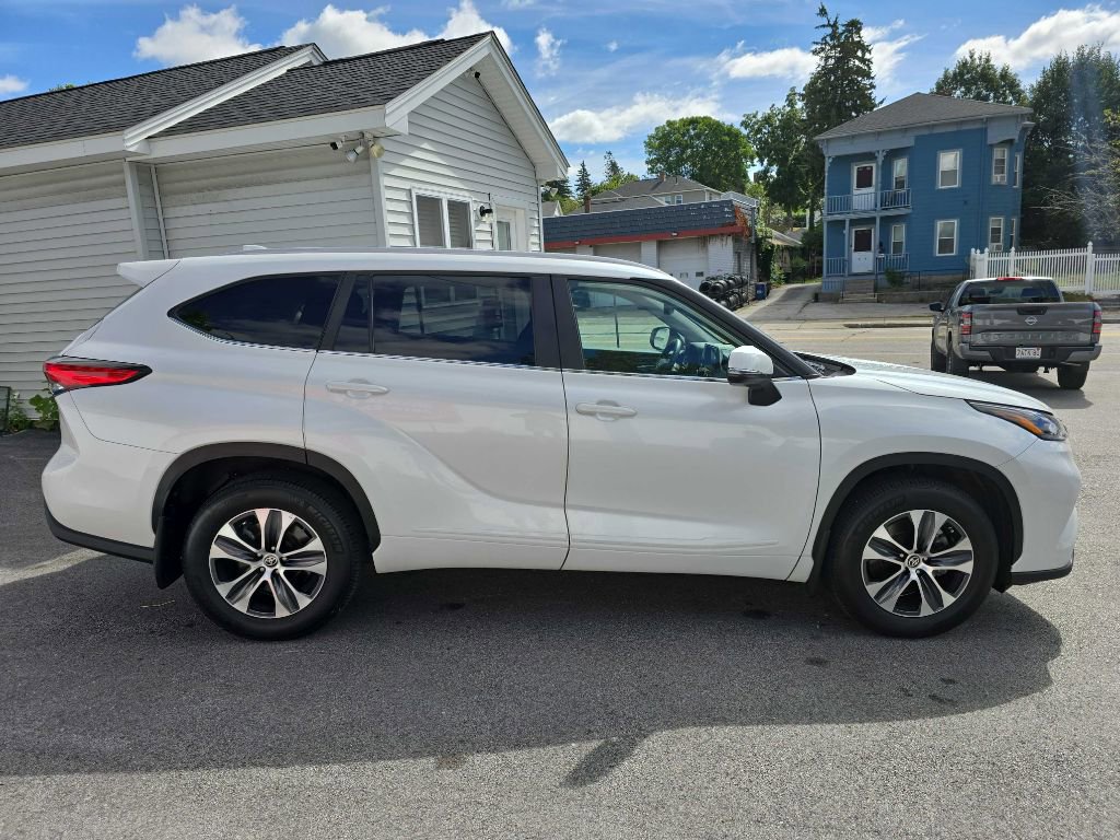 Used 2023 Toyota Highlander XLE image 4