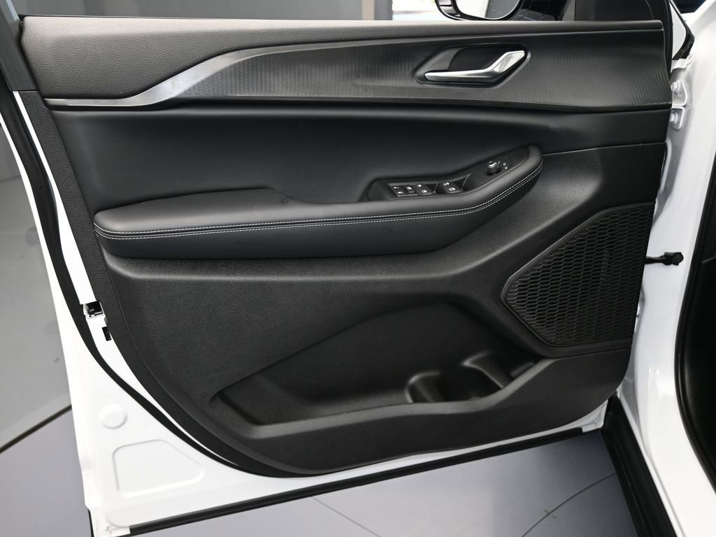 Used 2025 Jeep Grand Cherokee Altitude image 12