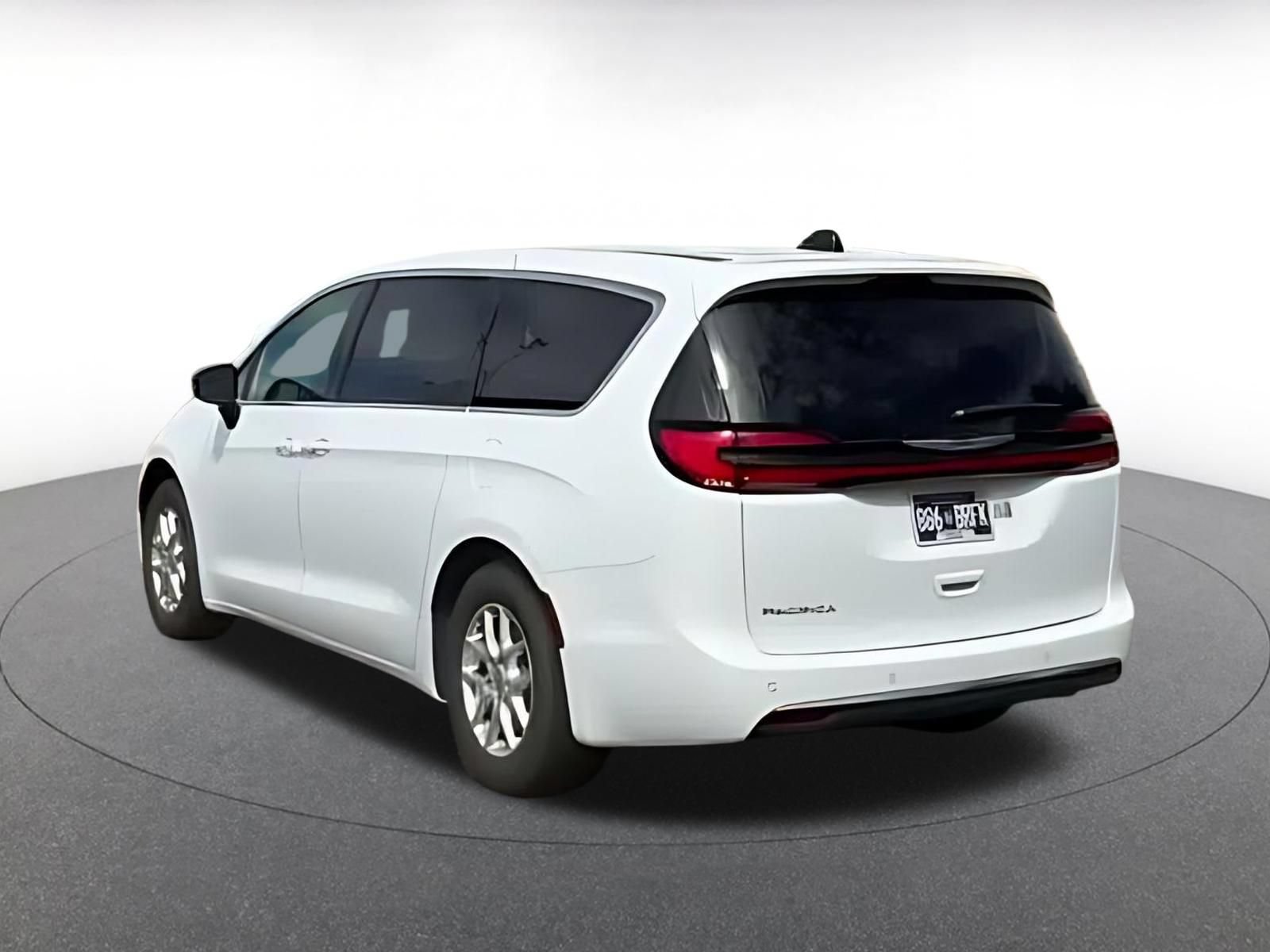 Used 2025 Chrysler Pacifica Select FWD image 10